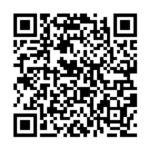 就看见那双历经沧桑的手上带着一枚一模一样的扳指二维码生成