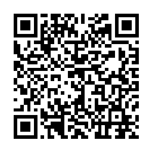 左耳的钻石耳钉在客满居门口灯光的反射下格外的炫目光亮二维码生成