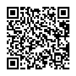 巨大的火箭推进剂尾焰推动锥形火箭弹侧缘在地面一弹二维码生成