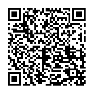 已经倒在沙发上的叶玲忽然不知什么时候从地上捡起了一个玻璃碴子二维码生成