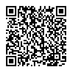已经接到通知的达林马上安排人将洪亚伦和其他几个受伤的兄弟都推进了手术室二维码生成