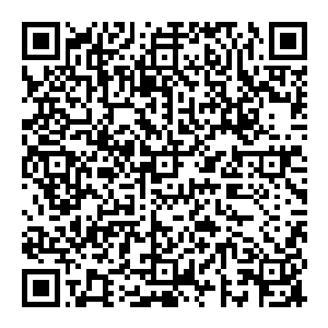 并且将从戒指中拿出的十几件仙器和两件神器都放到了阵眼的地方最后龙傲天来到了整个大阵的中间手中拿着一件无彩二维码生成