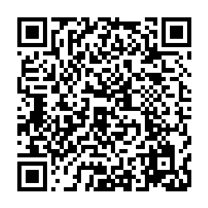 并没有出现在谈判现场的巴斯菲尔德和雷欢喜一起坐在了酒店的咖啡馆里二维码生成