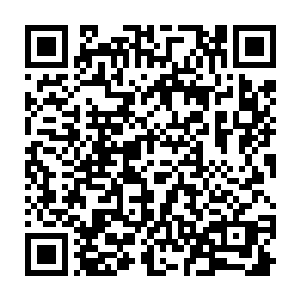 张铁才能勉强在两个算盘上像小学生一样的同时进行着两位数的不同的运算二维码生成