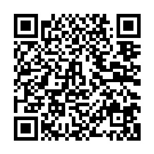 当他在好几米外将手里的烟蒂准确无误地弹进垃圾筒里面去时二维码生成