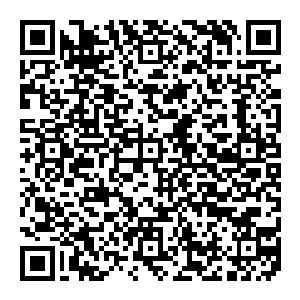 当他踩在地上的时候 惊讶的发现 这整个比武台的地面上铺着的 竟然不是地板 而是一种十分柔软 且容易变形的东西二维码生成