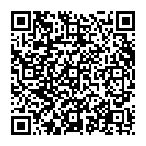 心事重重地他根本就没有兴致多看一眼那个为了生活依旧在雨中苦苦挣扎的皮匠……二维码生成