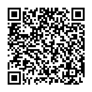 戴着白手套的手飞快而又小心翼翼的翻动着市内的一些装潢和隐藏位置二维码生成
