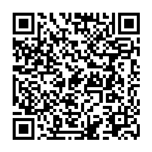 所以当索德拿着他的长枪抱着膀子站到学校操场中上的那个高台上的时候二维码生成