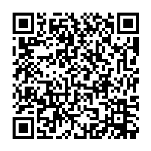 才从自己睡衣的口袋里掏出一张皱巴巴的羊皮纸递到莫名其妙的刘飞的面前二维码生成