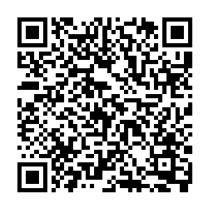 抢了把水果刀指甲刀之类的锐器顶着他们的脖子或者他们自己的脖子……当然二维码生成
