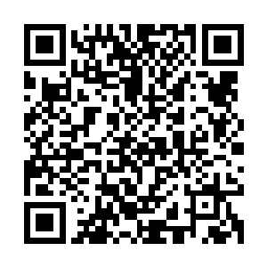拿起挂在一旁金属栏杆上的浴巾擦拭湿漉漉的头发和身上的水珠二维码生成