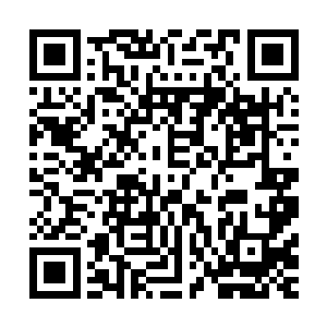 拿起挂在一旁金属栏杆上的皂擦拭湿漉漉的头发和身上的水珠二维码生成