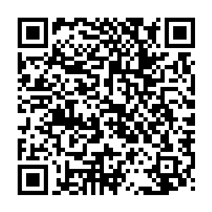 方璐大大咧咧的抬手把陆为民和冯可行还在争论的那罐酒拨拉过来看了一看二维码生成