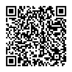 明媚的光线从窗帘的缝隙偷偷爬进房间在桌子上大床上抹上一条条的金边二维码生成