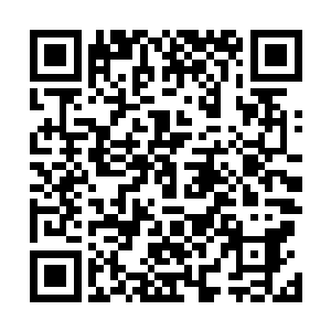 是将赵庆虎的名字和电话用特殊的工艺镌刻在紫檀木上的二维码生成