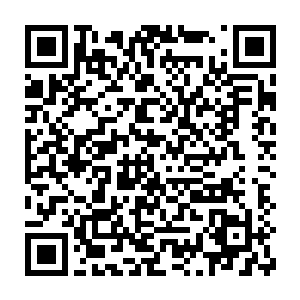 暗夜就这般任凭小凤儿在自己的怀中将自己柔顺的青丝抓得凌乱不已二维码生成