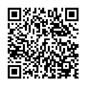 暗自得意的邱上尉双眼的余光瞥到了愣在原地不动的燕三二维码生成
