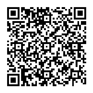 最专业的在左右扣住他被塑料束腕带手臂的两个欧美男子难以置信居然有人这样动手二维码生成