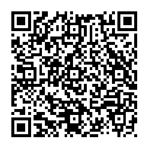 有的则好像夜晚出来寻找客人的流莺一般不断在狗仔队之中搜寻目标……这让他们家二维码生成