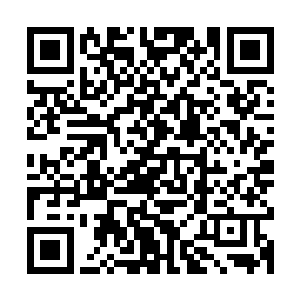 有穿着漂亮衣服的姑娘们成群结队在街上嘻嘻哈哈打打闹闹……二维码生成