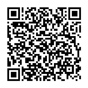 杜克和卢卡斯影业还为舍得一掷千金的星战迷准备了一比一比例的BB二维码生成