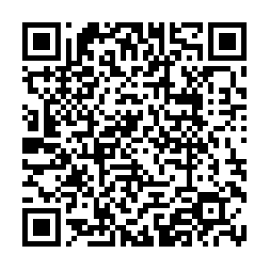 格里贼兮兮的往张铁那狭小到只能放下一张床和一张桌子的房间里看了一下二维码生成