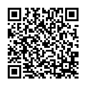 正一脸冷笑的举着另外一根细长的类似的棱角的刀子二维码生成