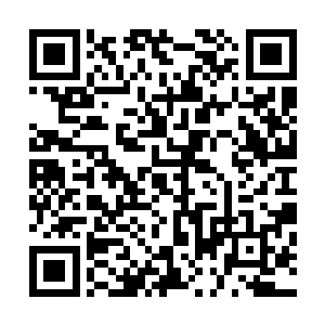 江明在一旁给买自行车的人发了一张骑自行车注意项的卡片二维码生成