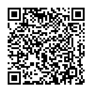 流墨墨低头看了看自己留下的脚印和一旁冷漠女同样覆满黄泥的脚丫子二维码生成