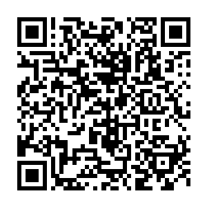 流墨墨飞退间手指颤动手腕上黑光一闪拿出了一把血红色巴掌大的灵刀二维码生成