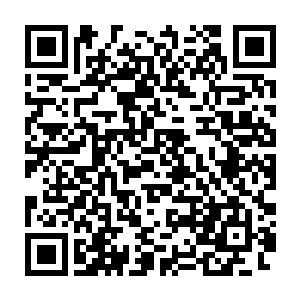 然后从口袋里掏出了一张卡片双手捏着卡片的两角送到了贝海的面前二维码生成