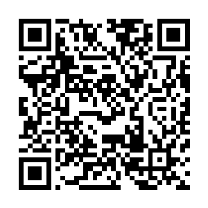 然后仔细的把白色的药膏涂抹在他的脚板和其它冻伤的地方二维码生成