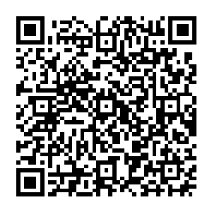 然后再次惊讶的发现一张香槟色的卡片带着红色丝带的缠绕就放在另一边床头的相机上二维码生成