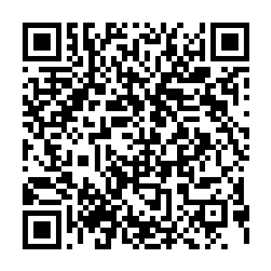 然后就在左手边那片空地旁边的卡座里找到了尼尔一安德森和佩德罗一卡萨二维码生成