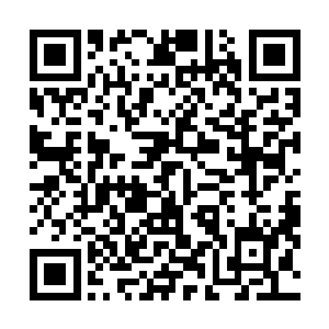 王位继承人全身被洒上金粉他的子民纷纷献上黄金和翡翠二维码生成