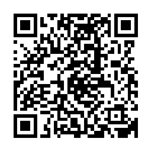 玻璃板下边压着一张丰州地区各县市以及各主要部门领导通讯录二维码生成