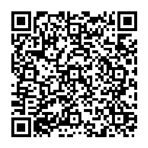 珍妮试着用手指拨弄了一下手铐――她一直暗中试着挣脱别着手铐的钩子或是其他什么二维码生成