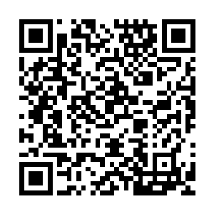 琴瑟色面无表情的把应该算是洗过的衣服搭到洗澡木桶的边上二维码生成