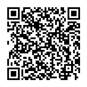 甚至不经意间她们还隐隐看到了衣服遮掩下微微露出的黑漆漆枪管二维码生成