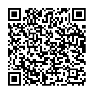 甚至两人两次曝光的约会地点都在提醒人们这一点――第一次是片场二维码生成