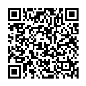 生生让原本排成一排的摊位在此拐了一个凸型的弯二维码生成