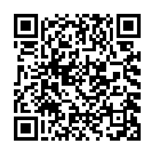 用右手的拇指和食指的指尖捏起凌云那条大号的内裤二维码生成