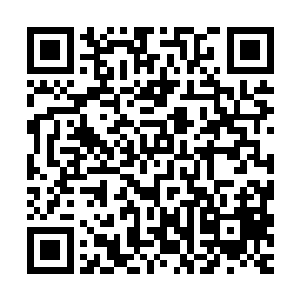 用手抱着用力的搓洗崔达那双已经肿胀的分不清楚模样的脚丫子二维码生成