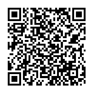 电脑中所散发出的光芒将雷冽冷硬的脸部线条映衬地更加刚毅和冰冷二维码生成