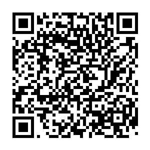 男人用着夸张的表情模仿着雨果在金酸莓奖颁奖典礼现场的得奖感言二维码生成