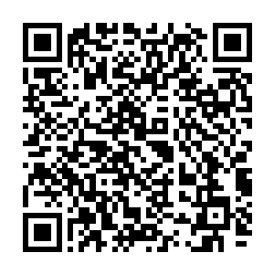 疯狂不畏生死的武装分子丢下的尸体和武器在斜坡上都能形成一个平台了二维码生成