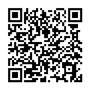 目标人面无表情兴致缺缺模样把玩着他手中的一个玉坠二维码生成