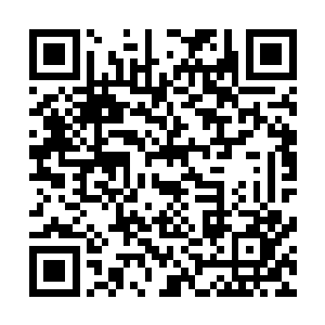 直接将左手按在了桌上哪个和笔记本电脑差不多的设备上面二维码生成