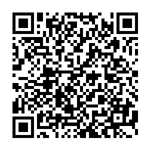 相当的油料也顺着打开的车门和有内弧造型的油箱流淌到了车体里面二维码生成